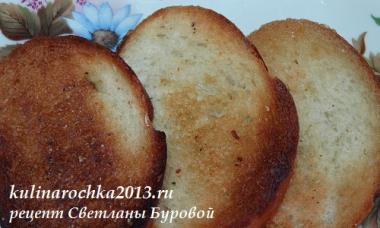 Бутерброды со шпротами на жареном хлебе с чесноком