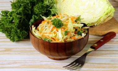 Hvordan lage en deilig salat av fersk kål Hvilken salat du skal lage av kål