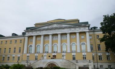 Budynek audytorium Uniwersytetu Moskiewskiego Teatru Uniwersytetu Moskiewskiego na Mokhovaya słuchania